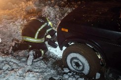 PORODICA OSTALA ZAGLAVLJENA U SNEGU Vatrogasci-spasioci pritrčali u POMOĆ 